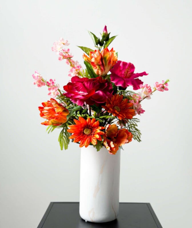 Mākslīgs ziedu pušķis ar dažādām krāsām un ziedu veidiem