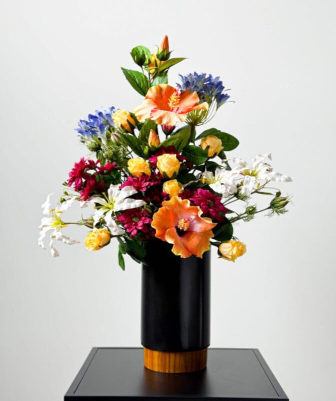 Bukiet sztucznych kwiatów kilku gatunków w wielu kolorach