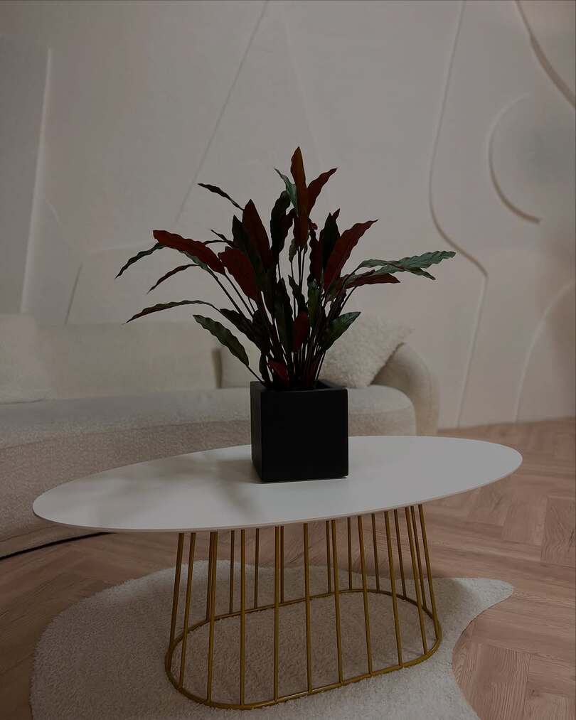Planta artificial realista concebida para interiores domésticos e comerciais elegantes