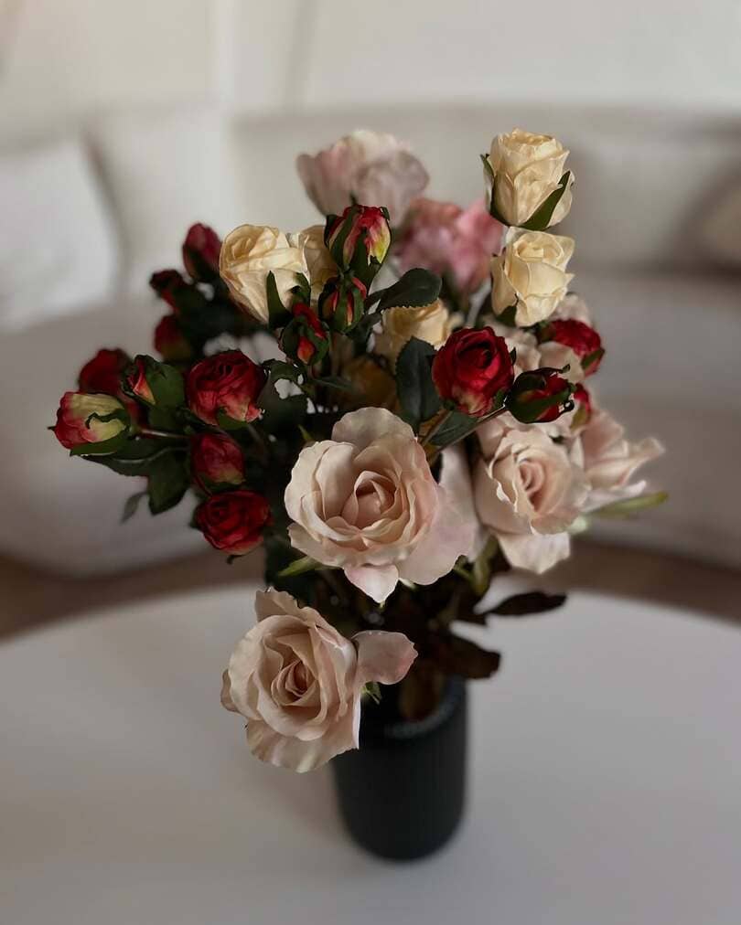 Flor artificial com pétalas realistas e design elegante para decoração de interiores