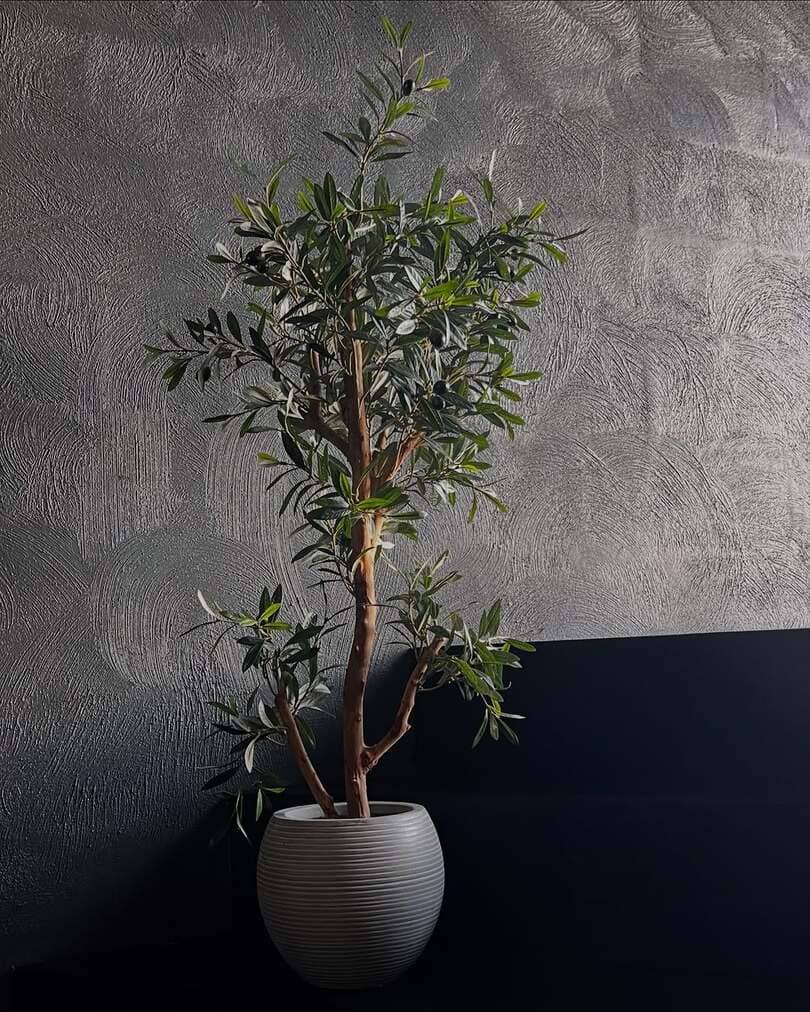 Oliveira artificial premium que acrescenta um toque verde a interiores modernos