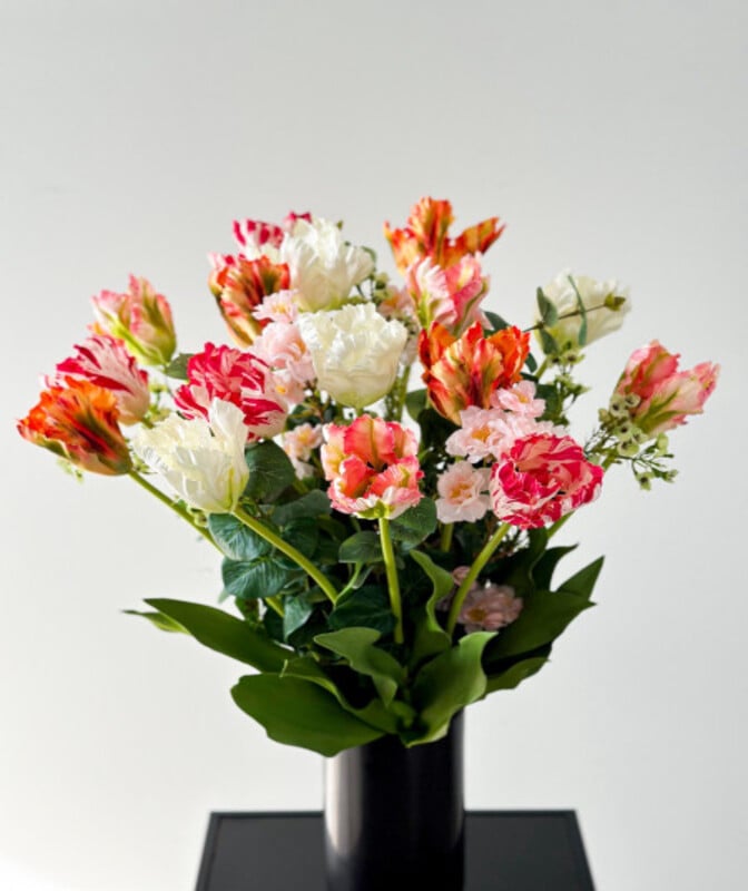 Sztuczny bukiet z typowych wiosennych kwiatów